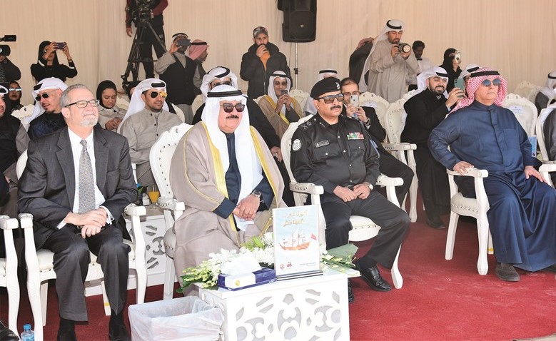 الفريق ثابت المهنا والسفير الأميركي لورانس سيلفرمان وعدد من الحضور ﻿