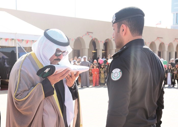 الفريق ثابت المهنا مقبلا علم الكويت﻿