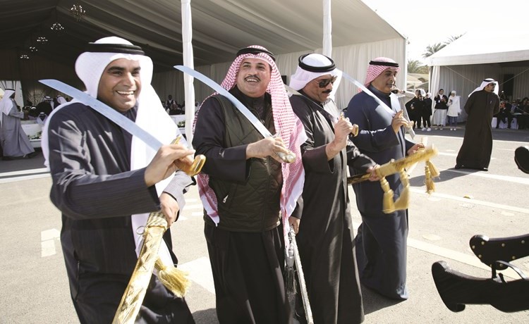 المستشار جمال الجلاوي خلال تأدية العرضة	(زين علام)﻿