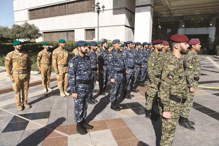 بالفيديو.. صاحب السمو شهد مراسم الاحتفال برفع العلم في قصر بيان