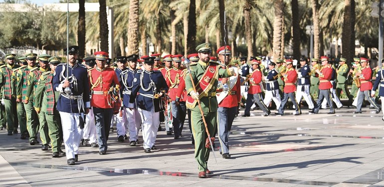 بالفيديو.. صاحب السمو شهد مراسم الاحتفال برفع العلم في قصر بيان