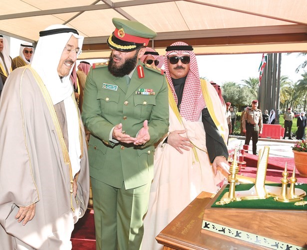  سمو الأمير لدى إهدائه هدية تذكارية بمناسبة رفع العلم من أبنائه منتسبي القوات المسلحة﻿