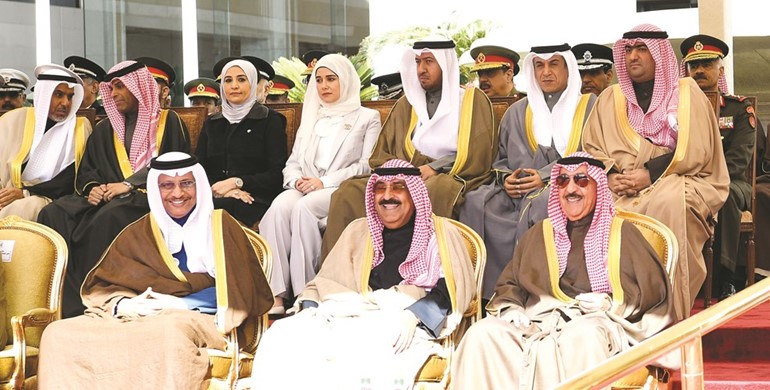  الشيخ جابر العبدالله والشيخ مشعل الأحمد وسمو الشيخ جابر المبارك وخالد الروضان ود.حامد العازمي ود.فهد العفاسي ود.جنان بوشهري ومريم العقيل ود.خالد الفاضل وفهد الشعلة ﻿