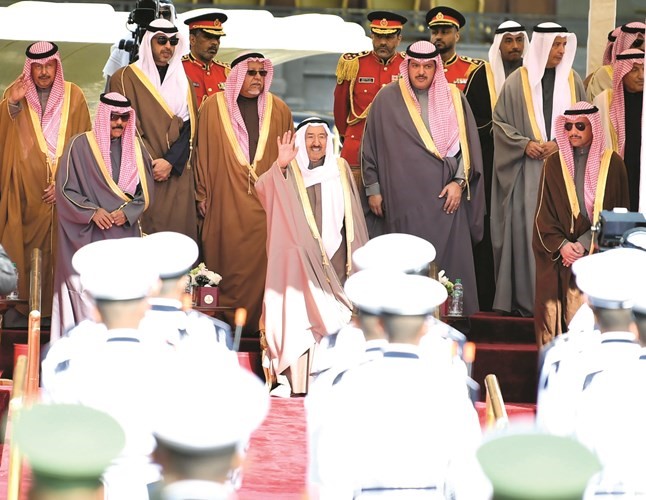 صاحب السمو الأمير محييا عددا من أبنائه العسكريين﻿