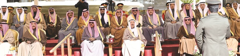  صاحب السمو الأمير الشيخ صباح الأحمد وسمو ولي العهد الشيخ نواف الأحمد ومروزق الغانم والشيخ جابر العبدالله والشيخ مشعل الأحمد وعدد من الوزراء وكبار المسؤولين ﻿