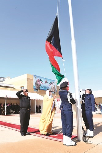 الشيخ أحمد النواف لدى رفع العلم 