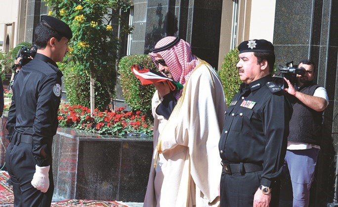 الشيخ فيصل الحمود مقبلا علم الكويت ﻿