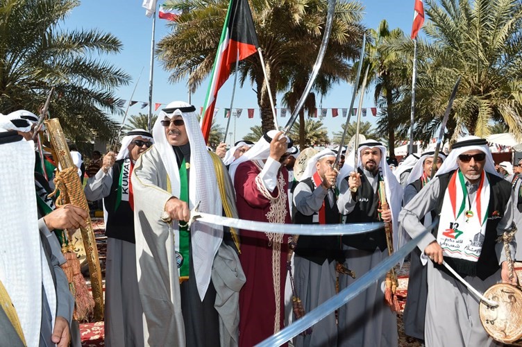 ويشارك في أداء العرضة﻿
