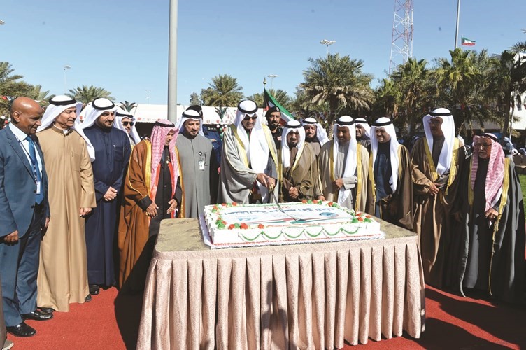 المحافظ وكبار الضيوف يقطعون كيكة الاحتفال﻿