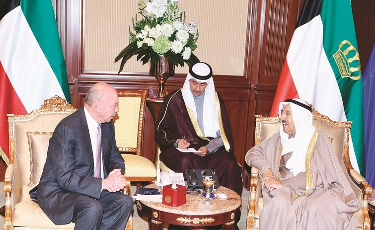 صاحب السمو الأمير الشيخ صباح الأحمد مستقبلا رئيس مجلس الأعيان الأردني فيصل الفايز﻿