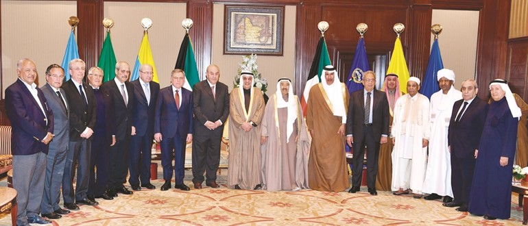 صاحب السمو الأمير الشيخ صباح الأحمد مستقبلا رئيس مجلس العلاقات العربية والدولية محمد الصقر وأعضاء المجلس ﻿