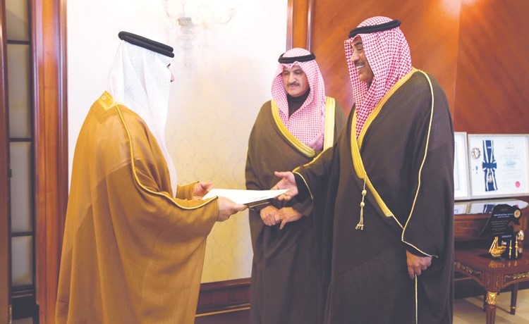 الشيخ صباح الخالد يتسلم نسخة من أوراق اعتماد السفير الإماراتي الجديد لدى الكويت صقر ناصر الريسي	﻿