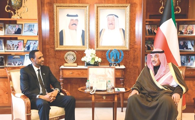 الخالد تسلّم نسخة من أوراق سفيري الإمارات والصومال