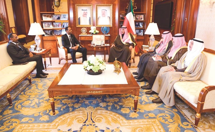 الشيخ صباح الخالد مستقبلا السفير الصومالي الجديد عبدالله محمد ادوا بحضور خالد الجارالله وضاري العجران وصالح اللوغاني﻿