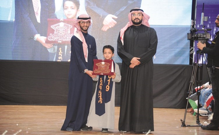 عبدالعزيز شعيب وبدر البغيلي يكرمان أحد الطلبة﻿