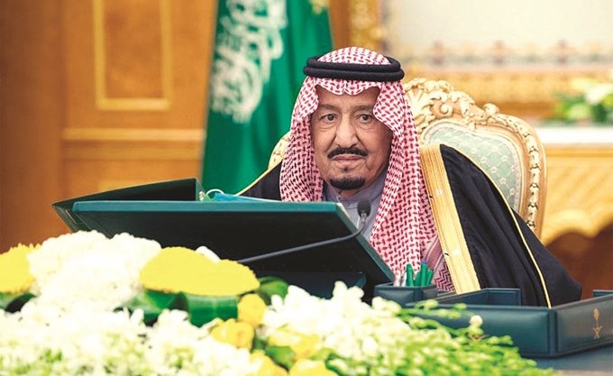 خادم الحرمين الملك سلمان بن عبدالعزيز مترئسا جلسة مجلس الوزراء في الرياض أمس	 (واس) ﻿
