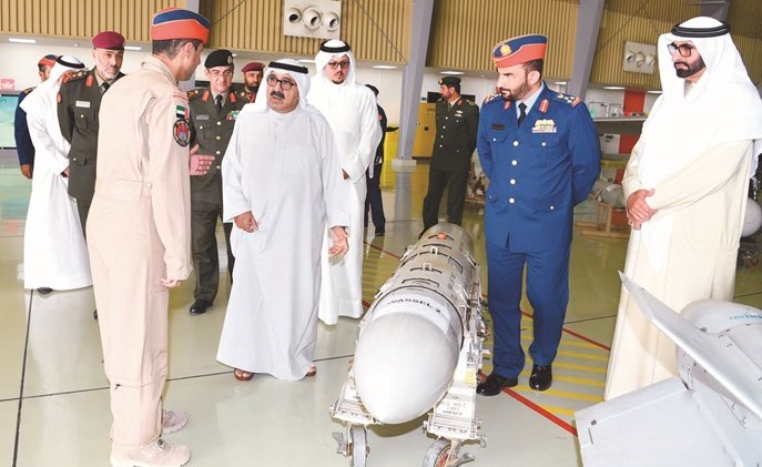 الشيخ ناصر صباح الأحمد يطلع على بعض المعدات العسكرية في وزارة الدفاع الإماراتية﻿