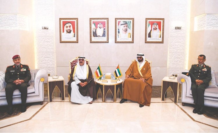 الشيخ ناصر صباح الأحمد خلال اجتماعه مع وزير الدولة الإماراتي لشؤون الدفاع محمد البواردي بحضور الفريق الركن عبدالله النواف﻿