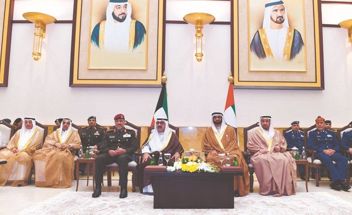 الشيخ ناصر صباح الأحمد خلال لقائه مع وزير الدولة لشؤون الدفاع في الإمارات محمد البواردي بحضور الفريق الركن عبدالله النواف﻿
