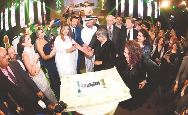 الوزير السابق محمد السنعوسي والزميل يوسف خالد المرزوق والزميلة فاطمة حسين والفنانون سعاد عبدالله ووليد توفيق وليلى علوي وهيا الشعيبي ومصطفى شعبان ودانييلا رحمة والإعلامية بوسي شلبي وجمع من كبار الحضور والمدعوين يشاركون في قطع كيكة الاحتفال بالعيد 43 لـ الأنباء(هاني الشمري)﻿