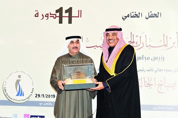 درع تقديرية إلى الشيخ صباح الخالد 