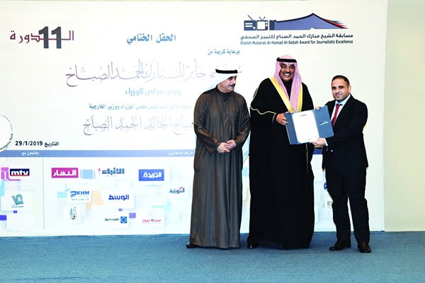 الشيخ صباح الخالد مكرما الزميل محمد عواضة (أحمد علي)