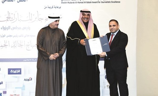 الشيخ صباح الخالد مكرما الزميل محمد عواضة(أحمد علي)﻿