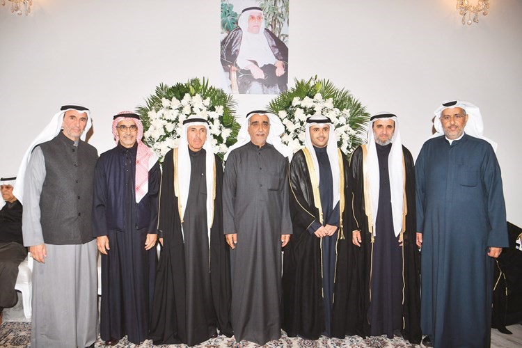 المعرس عبدالوهاب مع والده وأعمامه عادل وإبراهيم وصقر وفؤاد المناعي ووالد العروس خالد المضف﻿