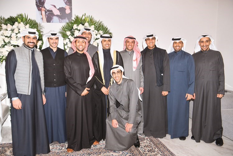 أحمد المناعي وعبدالله الحوطي وعبدالله العثمان وعبدالله الرفاعي وخالد الحوطي ومحمد الرفاعي ومحمد الهاجري وعبدالله العثمان يباركون للمعرس﻿