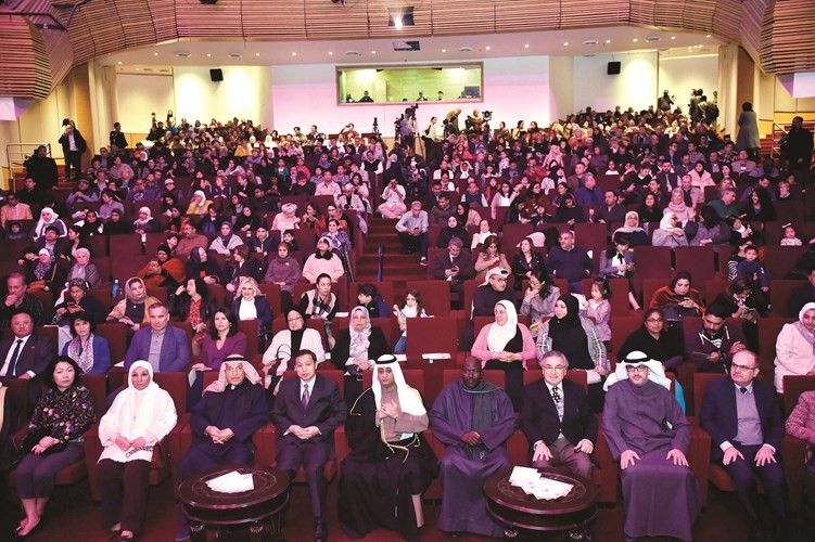 حضور كبير في مسرح عبدالحسين عبدالرضا في مقدمتهم د. بدر الدويش وسفير جمهورية الصين الشعبية لدى الكويت لي مينغ قانغ ﻿