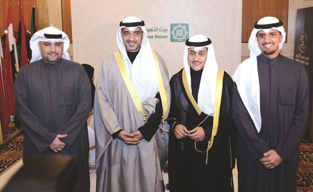 الشيخ محمد العبدالله ممثل سمو الامير متوسطا مسؤولي بيتك والنادي العلمي ﻿