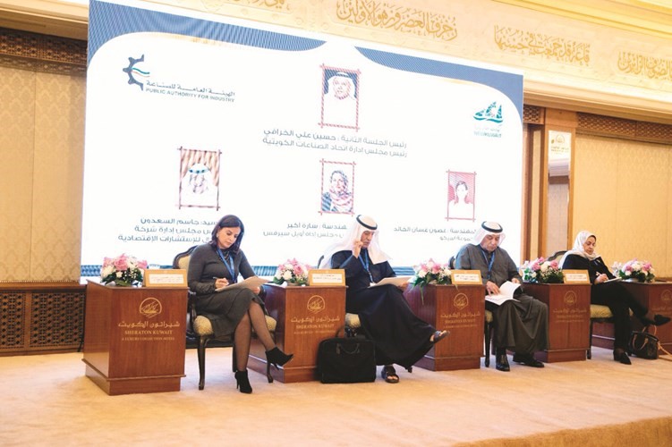 جاسم السعدون وحسين الخرافي وغصون الخالد وسارة أكبر خلال الجلسة الثانية﻿