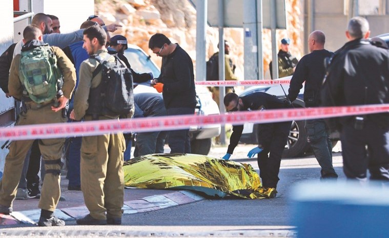 شرطة الاحتلال تتفحص موقع الطعن في القدس امس فيما سجي جثمان الشهيدة منفذة العملية	(ا.ف.پ) ﻿