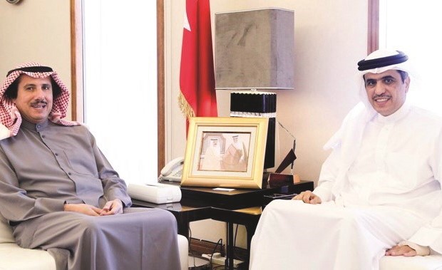 وزير الإعلام البحريني علي الرميحي مستقبلا السفير الشيخ عزام الصباح ﻿