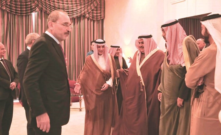 الشيخ صباح الخالد ود.عادل الجبير والشيخ خالد بن أحمد آل خليفة وأيمن الصفدي ويبدو عزيز الديحاني﻿