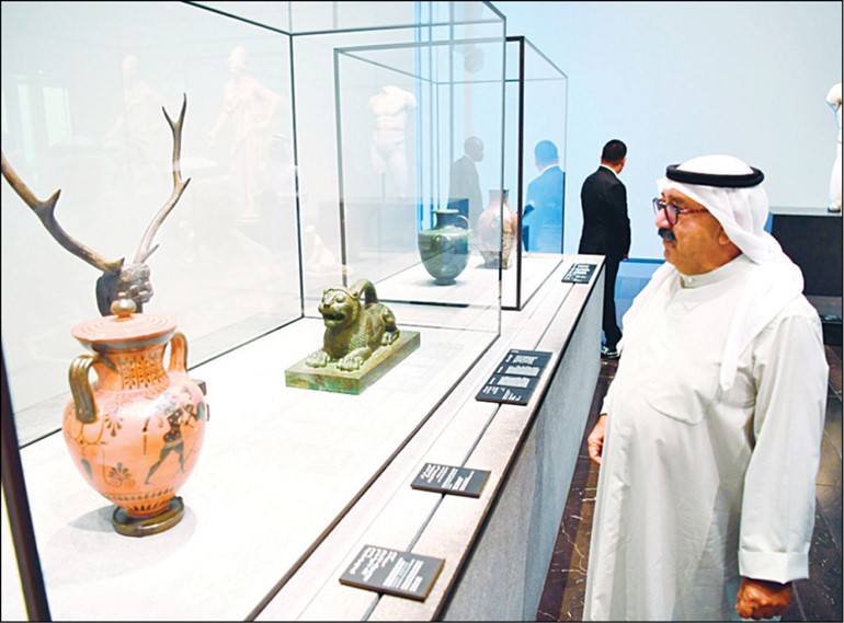 الشيخ ناصر صباح الأحمد يطلع على بعض المقتنيات النادرة في متحف اللوڤر أبوظبي
