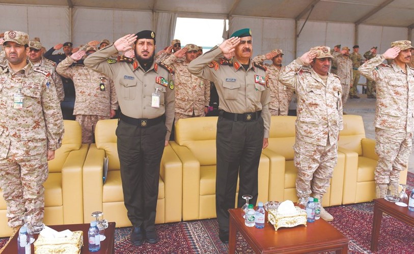 الفريق الركن محمد الخضر لدى زيارته كلية علي الصباح العسكرية ﻿