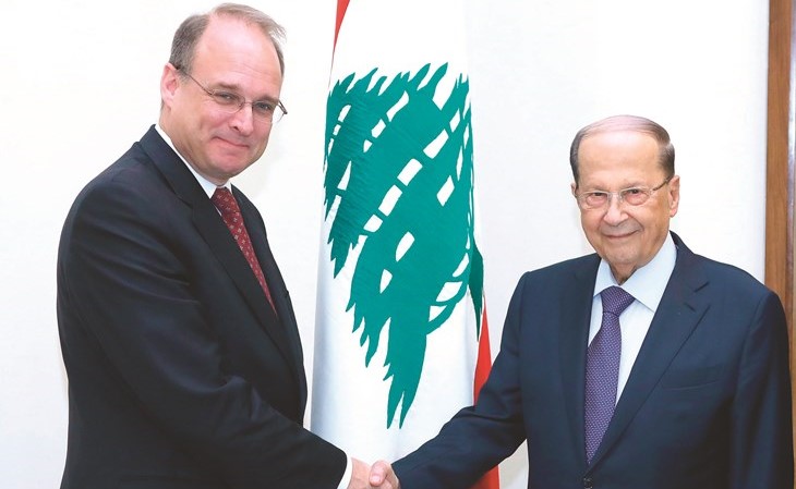 الرئيس العماد ميشال عون خلال استقباله في بعبدا مساعد وزير الخزانة الاميركية لشؤون مكافحة تمويل الارهاب مارشال بيلينغسلي 							 (محمود الطويل)﻿