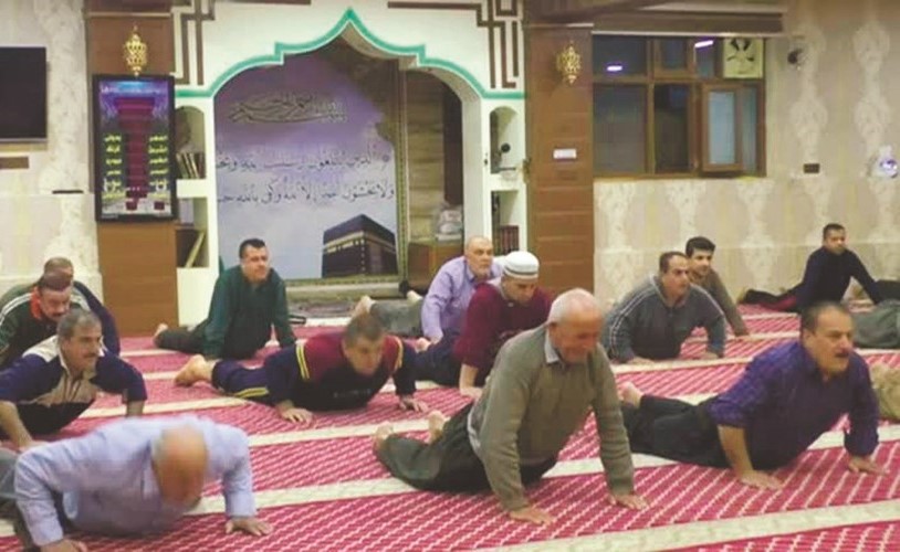 بالفيديو.. مسجد عراقي يشجع على صلاة الفجر.. بتدريبات رياضية!