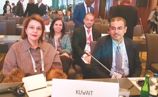  مها البرجس والوفد المرافق أثناء الاجتماع ﻿