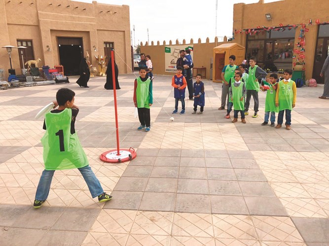 الصغار يمارسون الألعاب الرياضية ﻿