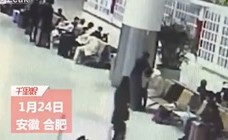بالفيديو.. شجار بين سيدتين في المطار