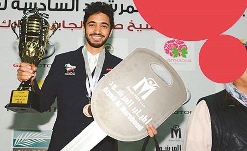 سفير Ooredoo الفارس الكويتي راكان الحساوي مع جائزته﻿