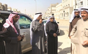 م.أحمد المنفوحي وم.فهد الشتيلي وعبدالمحسن أبا الخيل خلال الجولة ﻿