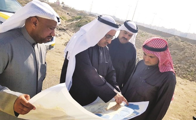 م.فيصل الجمعة يطلع على خريطة للمنطقة خلال الجولة ﻿