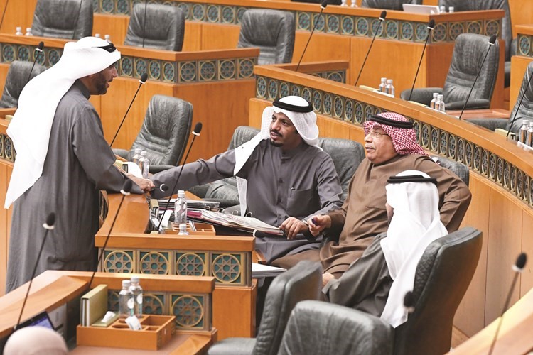 الشيخ خالد الجراح متوسطا علي الدقباسي وماجد المطيري ومحمد الدلال﻿