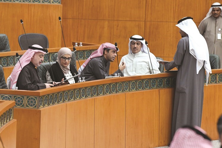 ماجد المطيري وخالد العتيبي ود. خالد الفاضل ومريم العقيل وخليل الصالح﻿