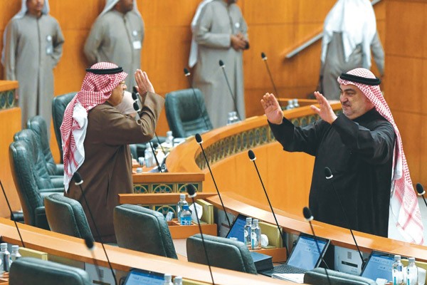 الشيخ خالد الجراح وخليل الصالح في تحية متبادلة	 (هاني الشمري)