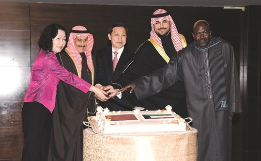 الشيخ د.إبراهيم الدعيج والشيخ خالد محمد الخالد والسفيران السنغالي والصيني خلال قطع كيكة الاحتفال﻿