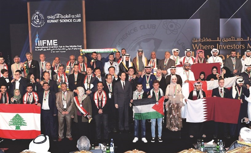 الشيخ محمد العبدالله وطلال الخرافي يتوسطان الفائزين بجوائز المعرض الدولي 11 للاختراعات في لقطة جماعية ﻿